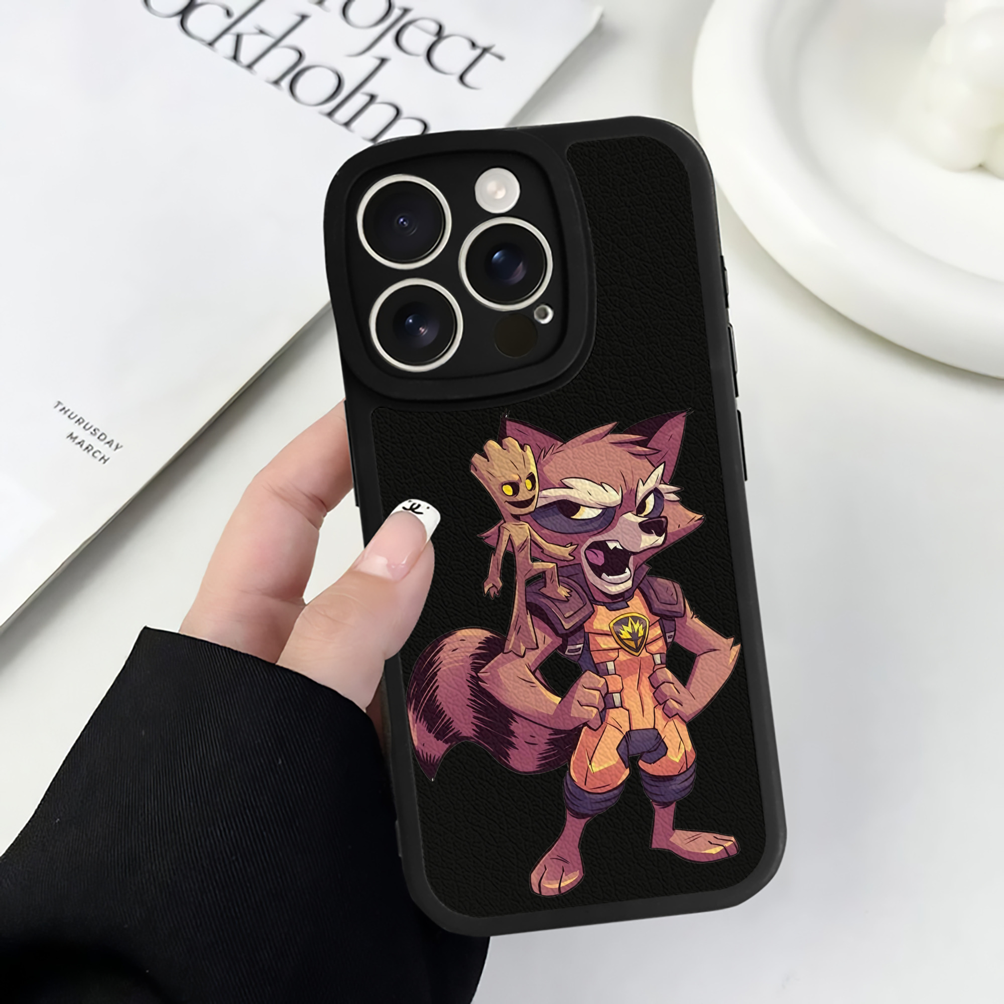 （画像用） アベンジャーズ The Avengers 【iPhone 16シリーズ対応】シリコンスマホケース（レザー調） 材質：シリコン